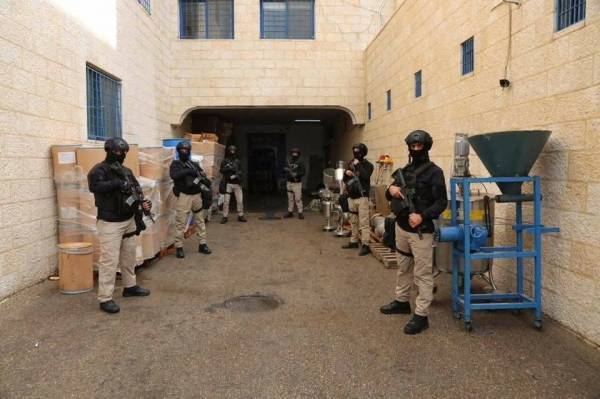 مصنع لإنتاج المخدرات في عمان ..اين الامن العام عن هذا