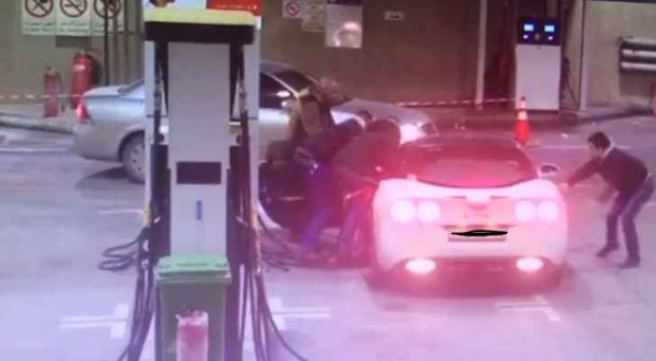 شاهد .. أشخاص يهاجمون مركبة وسائقها بمحطة وقود في عمّان
