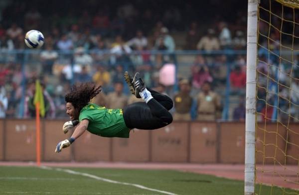 تعرف على أكثر اللقطات المجنونة في كرة القدم (فيديو)