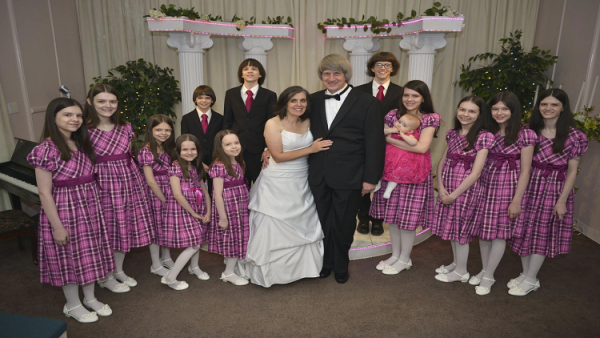 العثور على 13 شقيقا وشقيقة مكبلين ويتضورون جوعا في منزلهم بكاليفورنيا!