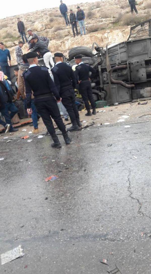 وفاة و32 اصابة بحادث تصادم تريلا وباص في المفرق