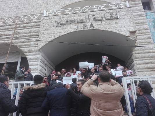 بالفيديو والصور .. منع اعتصام الصحفيين امام الرئاسة وتحويله الى النقابة