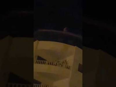 بالفيديو .. شاب يهدد بالإنتحار في منطقة جبل الزهور في عمان !