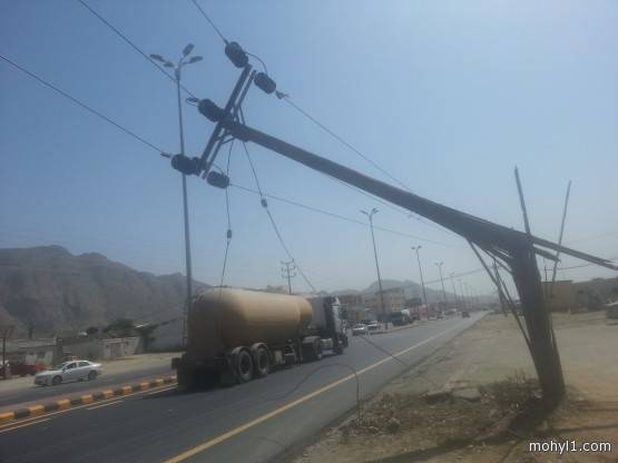 سقوط عمود كهرباء يغلط دوار المشاغل