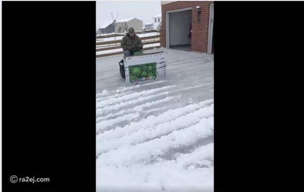 أمريكي يزيل الثلج من أمام منزله بطريقة غريبة جداً