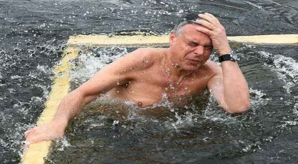 السفير الأمريكي يغطس في مياه موسكو المتجمدة أسوة ببوتين!