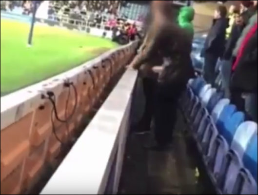 اعتقال مشجع بعد فيديو مقزز.. تبول في قنينة حارس المرمى (فيديو)