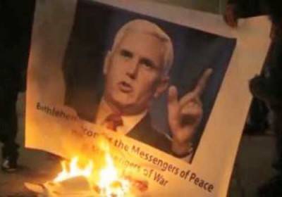 فلسطينيون يحرقون العلم الأمريكي احتجاجاً على زيارة بينس