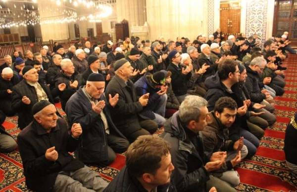 تلاوة سورة “الفتح” والدعوة بـ”النصر للجيش” في 90 ألف مسجد في عموم تركيا