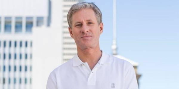 ملياردير الشفرات الذي أصبح أكثر ثراءً من مؤسس فيسبوك لبضع ساعات.. هذا سرُّ ثروته