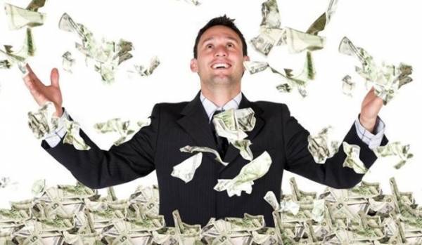الرجل الاكثر حظاً في العالم ..يفوز بـ 3 جوائز مالية كبرى في شهر واحد