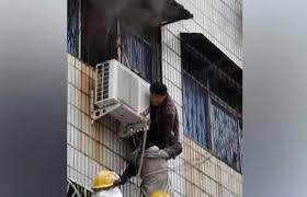 معاق ينقذ امرأة حامل من حريق