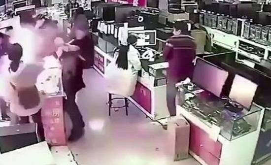 شاهد.. انفجار بطارية آيفون في فم مشترى