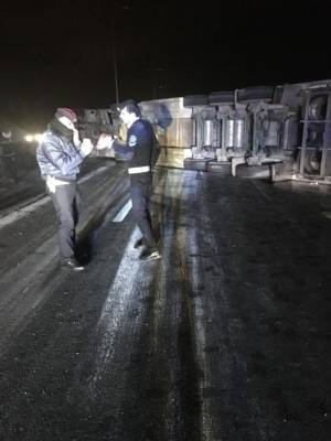 بالصور :ثلاث أصابات بحادث تدهور شاحنة على طريق الـ 100