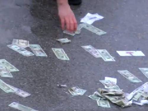 السماء تمطر آلاف الدولارات !! فيديو