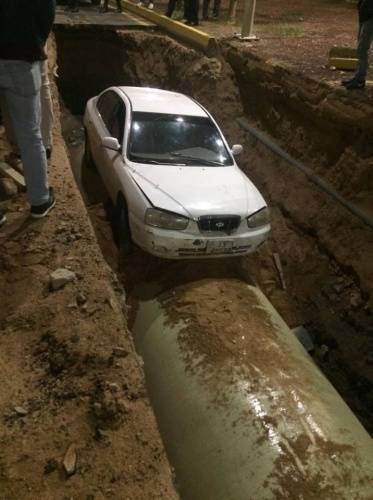 بالصور … مركبة تسقط في مشروع صرف صحي بالعقبة