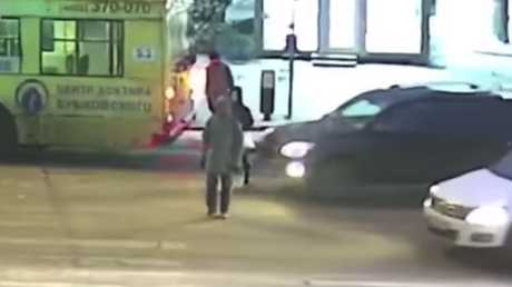 تصرف مثير للدهشة من فتاة صدمتها سيارة على ممر المشاة