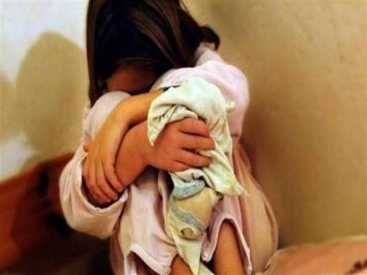 بالفيديو... مدرس يستدرج طفلة ويغتصبها داخل معهد أزهري