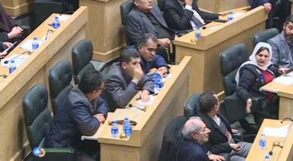 فوضى تحت قبة البرلمان ومشادات بين النواب