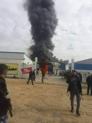 3 إصابات بضيق في التنفس أثر حريق مصنع شيبس