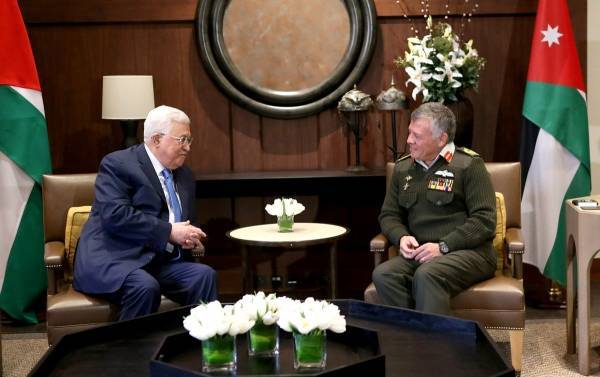 الملك يجري مباحثات مع الرئيس الفلسطيني في قصر الحسينية