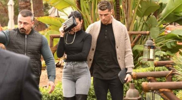 موقف محرج لرونالدو: توقف عن رسائل منتصف الليل