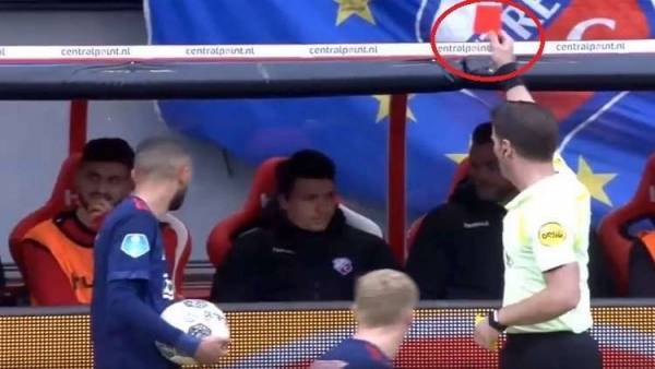 بالفيديو.. حركة غريبة من لاعب في دكة البدلاء تكلفه الطرد