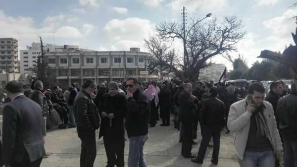 مزارعون يعتصمون أمام النواب