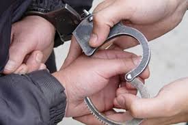 البحث الجنائي وشرطة الزرقا يلقون القبض على سالب احدى الصيدليات والمحال التجارية في المحافظة .