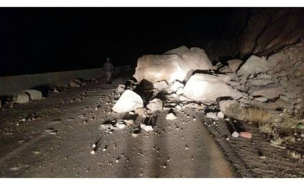 انهيارات وتصدعات لطريق الطفيلة باتجاه الاغوار