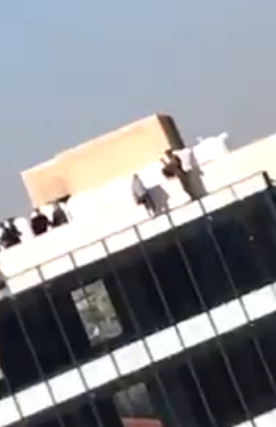 أردني يهدد بالانتحار برفقة ولديه