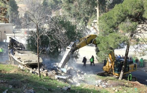 الامانة تباشر بإزالة أبنية مهجورة في ماركا