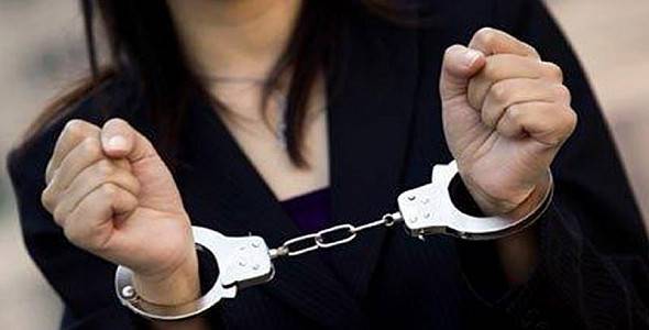 لصة تلقى عقابا فوريا على سرقتها (فيديو)