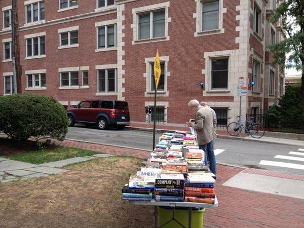 منصة لبيع الكتب في كامبردج بدون بائع