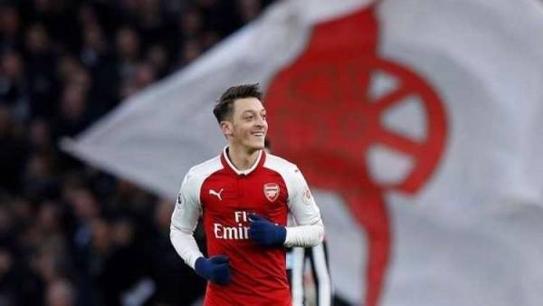 أوزيل يمدد عقده مع أرسنال