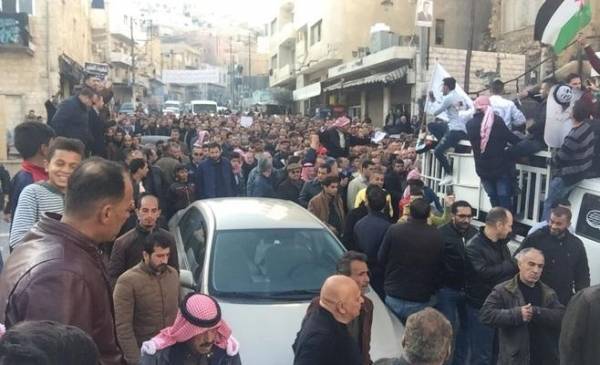 محتجون في السلط ضد قرارات رفع الأسعار