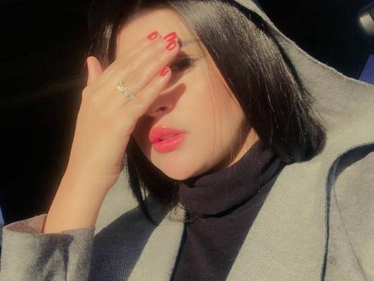 شاهد.. فنانة مغربية تثير الجدل بـ ملابسها “غير اللائقة”.. وتتعرّض للإنتقادات (صور)