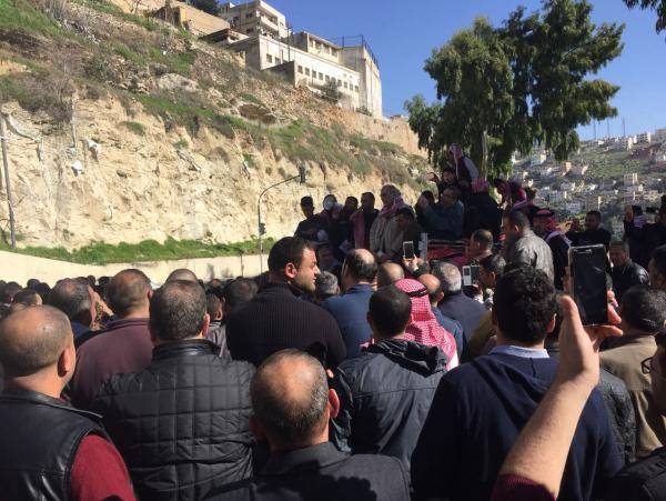 السلط تخرج لليوم الثاني رفض لشراكة الحكومة والنواب في افقار الشعب