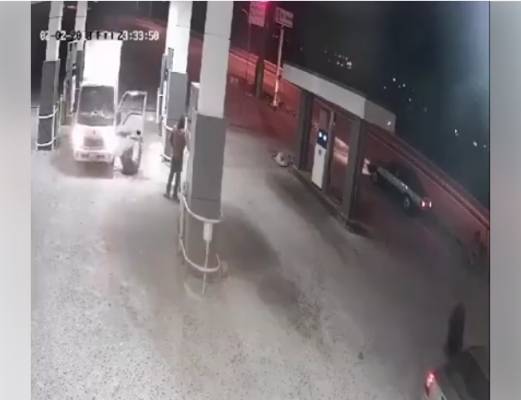 اربد:سائق كاد ان يتسبب بكارثة داخل محطة محروقات ..فيديو