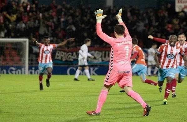 شاهد.. حارس يسجل هدفا خرافيا من مسافة 65 مترا