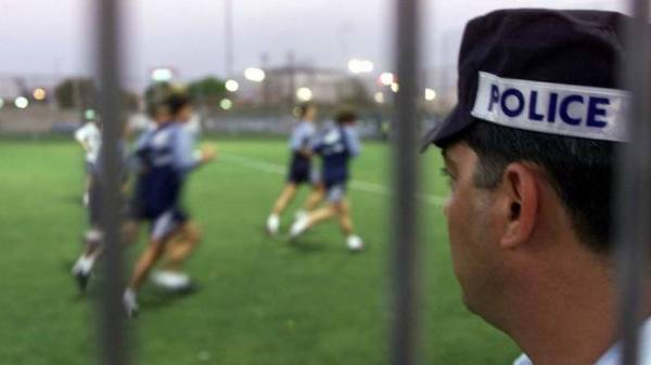 لاعب أرجنتيني يهدد مدربه بـ مسدس للزج به أساسياً!