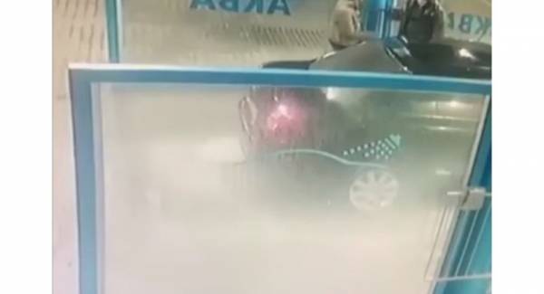 بالفيديو...رجل يغسل امرأة غاضبة بمياه باردة في مغسل للسيارات