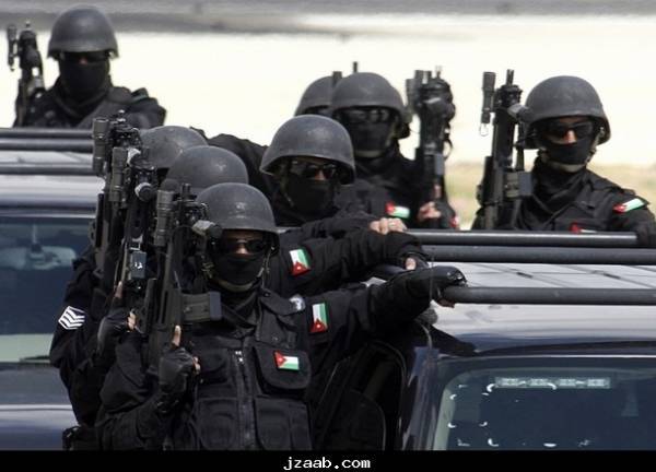 البحث الجنائي يلقي القبض على ثلاثة مشبوهين قاموا بسلب احد المحال التجارية  بالصور