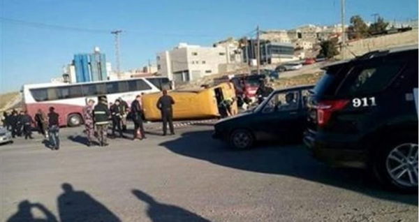 تدهور حافلة مدرسية في السلط ووقوع اصابات