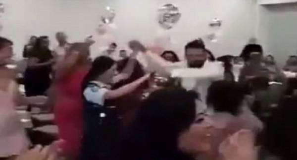 بالفيديو... شرطيان يرقصان في حفل زفاف