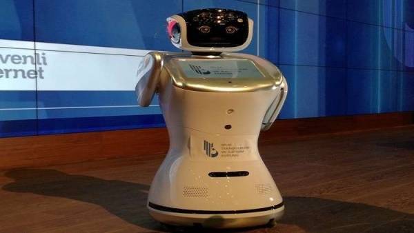 إسكات روبوت قاطع وزيرا تركيا