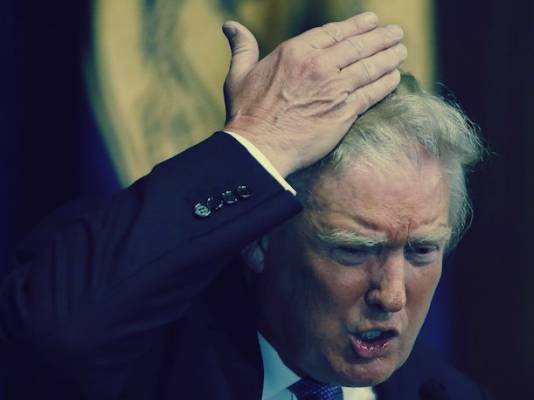 بالفيديو.. الرياح تفضح حقيقة شعر ترامب