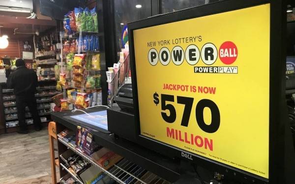 أمريكية ترفض استلام جائزة يانصيب قيمتها نصف مليار بسبب....