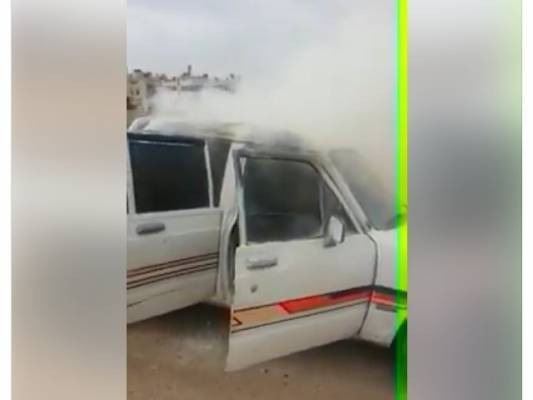بالفيديو ..مواطن يحرق مركبته امام ترخيص الزرقاء
