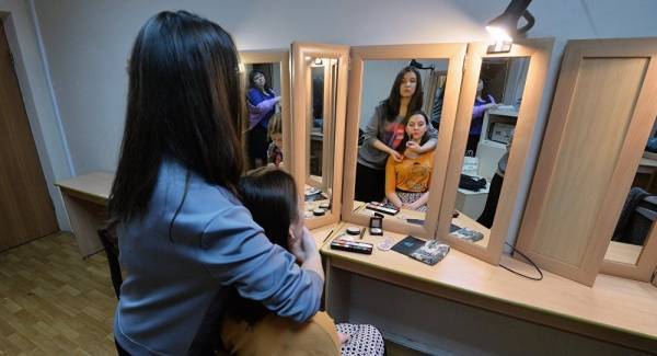 بالفيديو... سيدة مشوهة تبكي فرحا بعد وضع المكياج